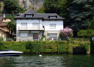 Villa with darsena on the first line of the lake