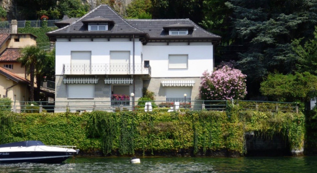 Villa with darsena on the first line of the lake