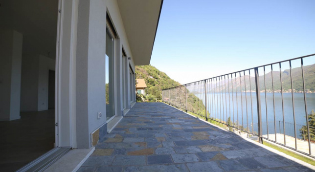 Panoramic penthouse with roof terrace in Argegno