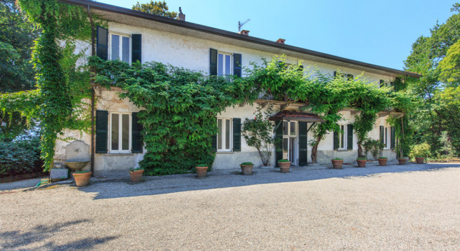 Elegant villa in Ispra on Lake Maggiore