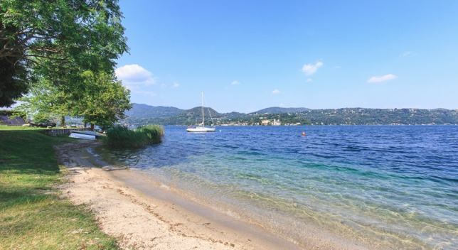 Superb villa in second line with private beach in condo on lago d'Orta