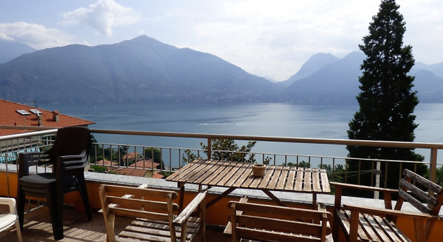 Apartment with pool and lake view