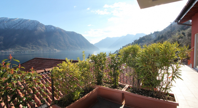 Two independent villas on Lake Como